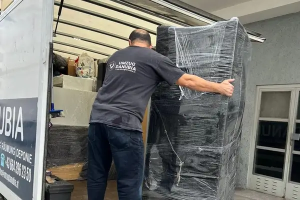 Ihre Umzugsfirma in Wien - Profis für Ihren Umzug Umzugsfirma Wien Team beim Verladen von Möbeln